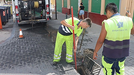 Torrent limpia y comprueba la capacidad del alcantarillado antes de la llegada de las lluvias