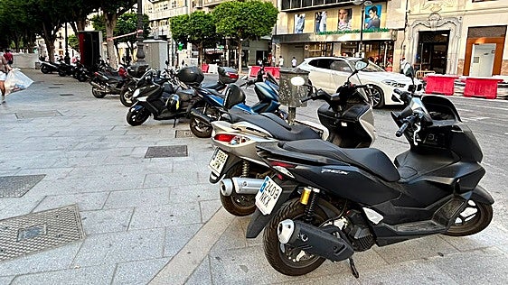 Las motos vuelven a las nuevas aceras de Colón
