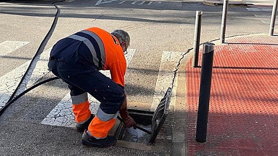 Cullera limpia y retira sedimentos de los imbornales ante la llegada de la época de mayor riesgo de lluvias