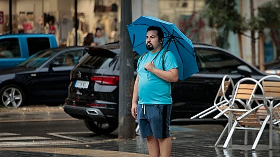 Lluvias torrenciales anegan la playa de Gandia y dejan más de cien litros en Pego