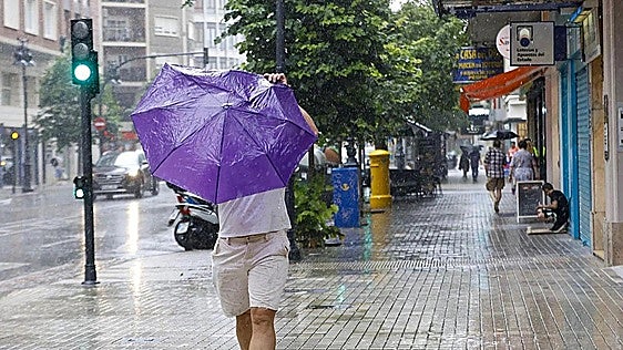 Aemet amplía el aviso naranja este jueves por chubascos, posible granizo y tormentas localmente muy fuertes en la Comunitat