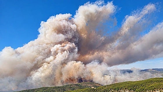Tuéjar teme al viento y confía en la lluvia para extinguir el incendio que ya ha quemado mil hectáreas