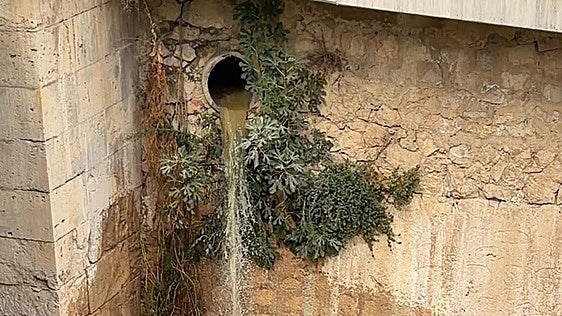 Las aguas fecales inundan el barranco de Chiva tras las fuertes tormentas de esta semana