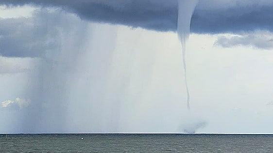 Una manga marina sorprende a los vecinos de Dénia