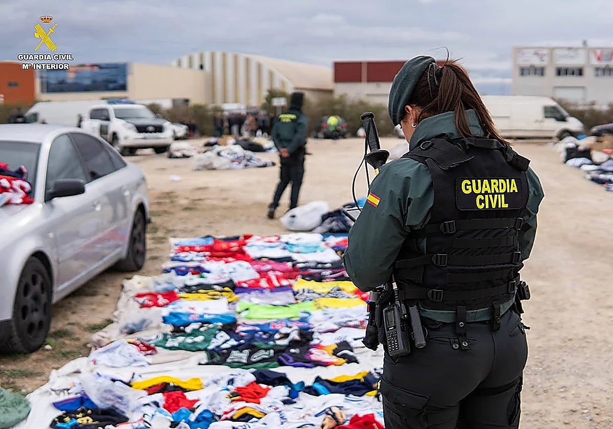 Golpe policial al macro 'top-manta' de Benaguasil | Las Provincias