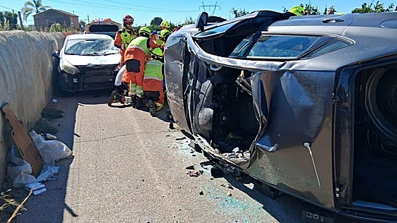 Dos jóvenes resultan heridas al chocar dos vehículos en Alcàsser
