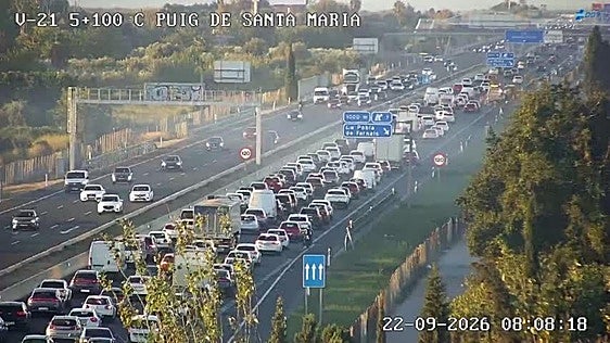 Un accidente en la V-21 sentido Valencia y más de 13 kilómetros de atascos en la A-7 este martes