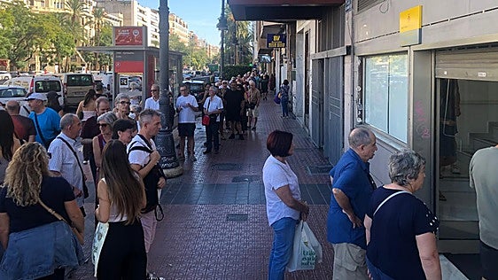 Largas colas para el pago de la nueva tasa de residuos en Valencia