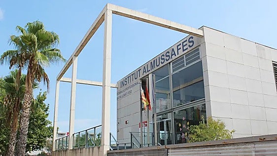 Almussafes reclama el Pla Edificant para asegurar la fachada del instituto