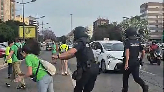 El policía que empujó a la docente declara que no pretendía hacerle daño y que siguió el protocolo