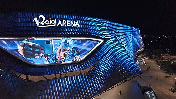 Luz y arte digital como homenaje a Valencia en el Roig Arena