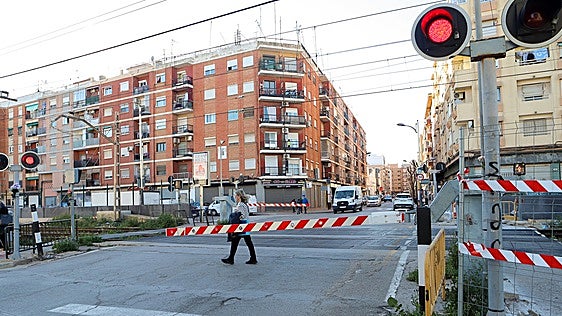 La caída de una de las barreras del paso a nivel de Alfafar provoca retrasos en los Cercanías