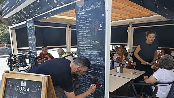 La costosa recuperación de los hosteleros un mes después del incendio del Saler