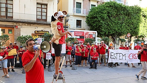 Más de 300 efectivos de prevención de incendios protestan en el Palau