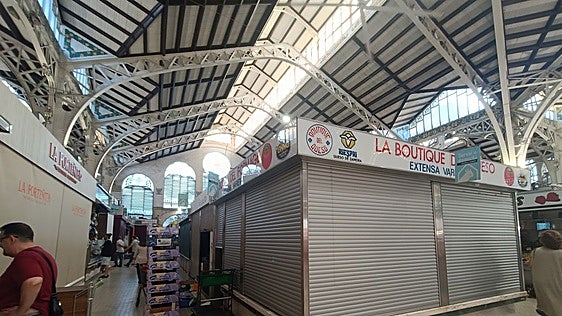 Un total de 34 puestos del Mercado Central siguen sin luz tras el incendio del jueves