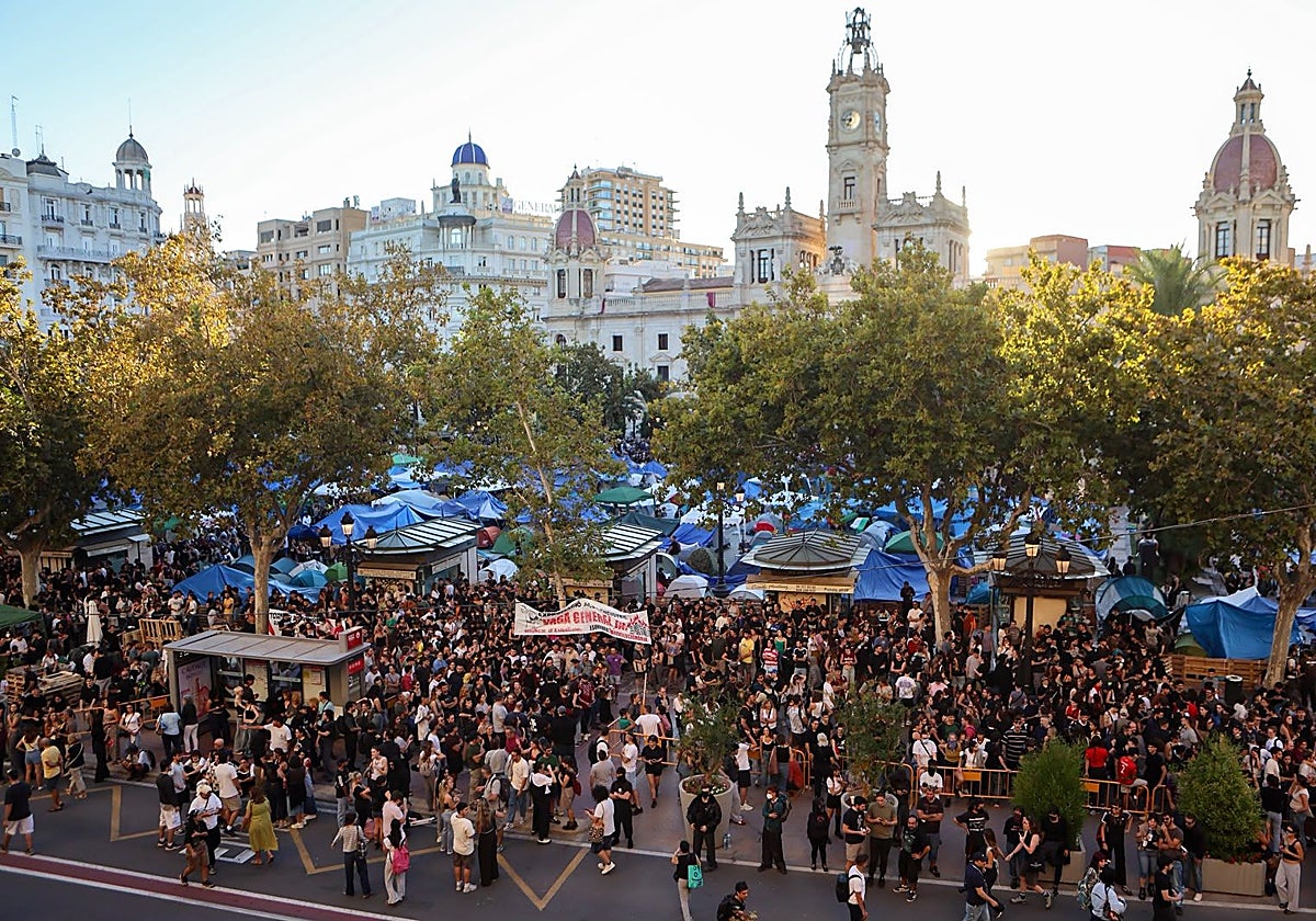 Los acampados en Valencia aprueban retirar tiendas de campaña para el paso de la procesión cívica del 9 d’Octubre