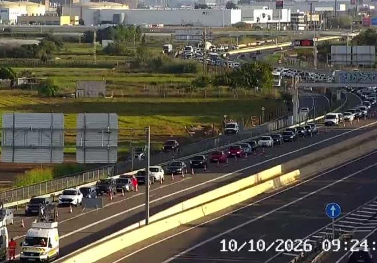 Un incendio de matorral, el origen de la avería eléctrica que mantiene cortada la V-21 en ambos sentidos entre Valencia y Alboraya
