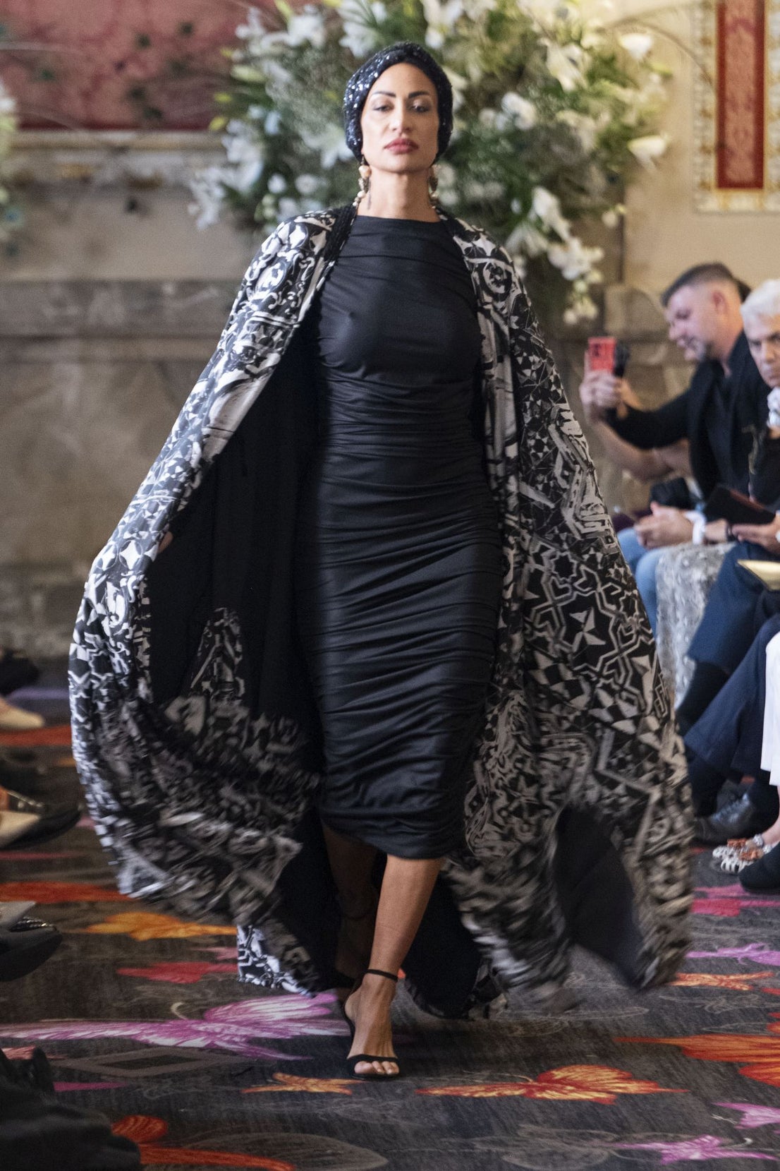 Una de las modelos desfila con un diseño de Francis Montesinos.