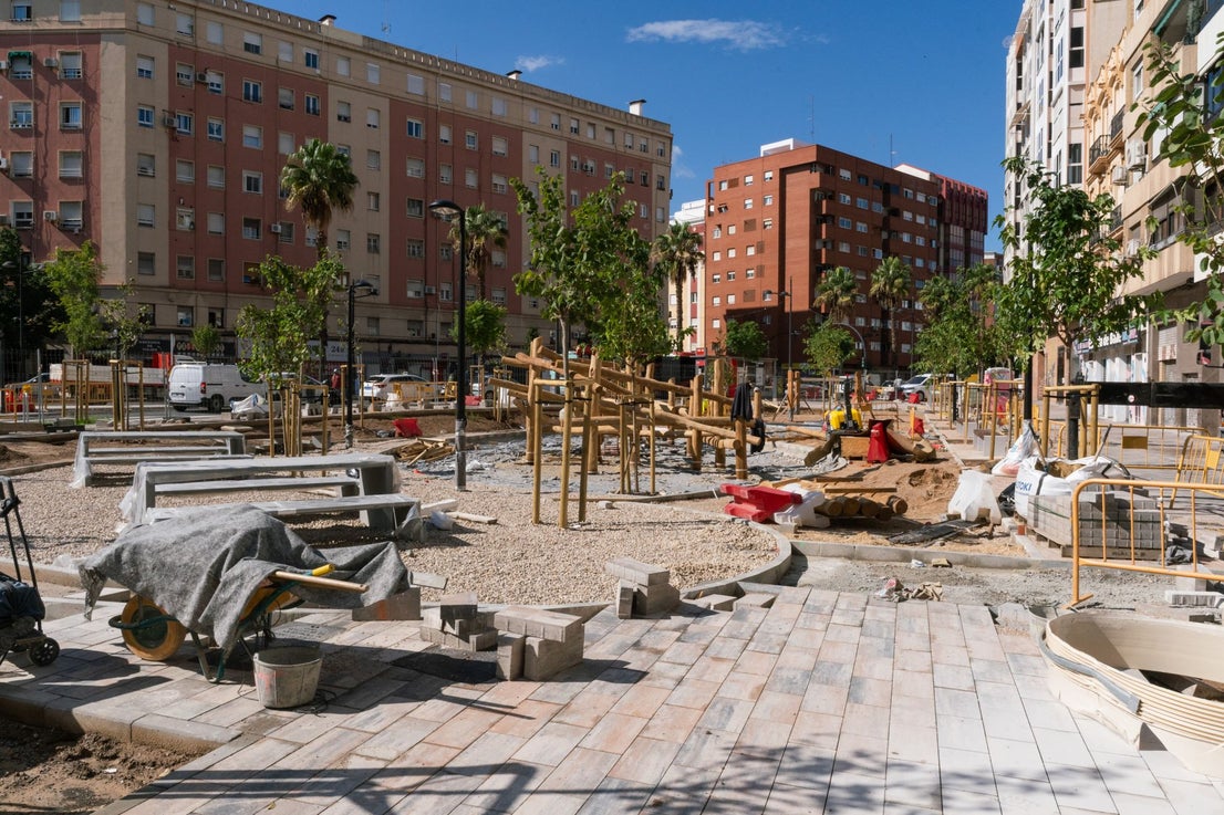 FOTOS | Juegos con troncos, cuerdas y aparatos de gimnasia pueblan ya la reforma de la avenida Pérez Galdós de Valencia