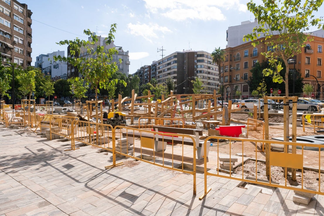 FOTOS | Juegos con troncos, cuerdas y aparatos de gimnasia pueblan ya la reforma de la avenida Pérez Galdós de Valencia