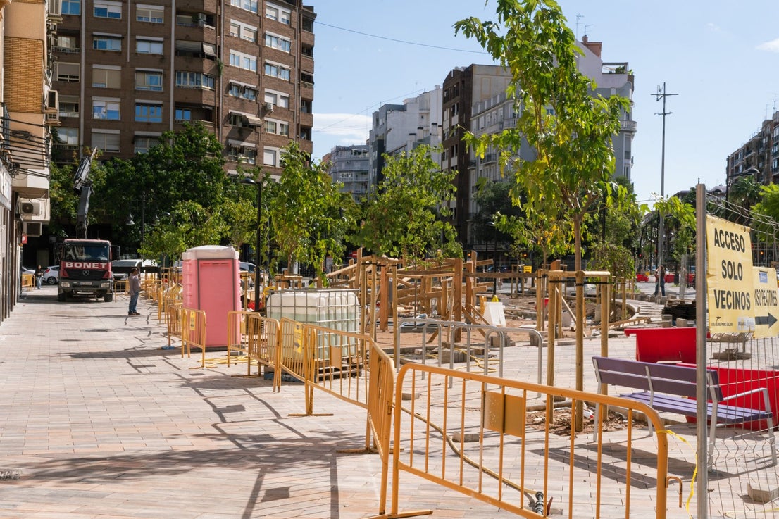 FOTOS | Juegos con troncos, cuerdas y aparatos de gimnasia pueblan ya la reforma de la avenida Pérez Galdós de Valencia