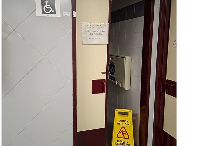 Puerta rota en el baño de discapacitados.
