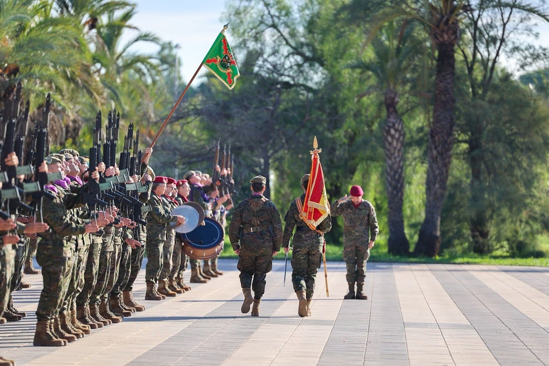 FOTOS | Felipe VI asiste a maniobras militares en Bétera
