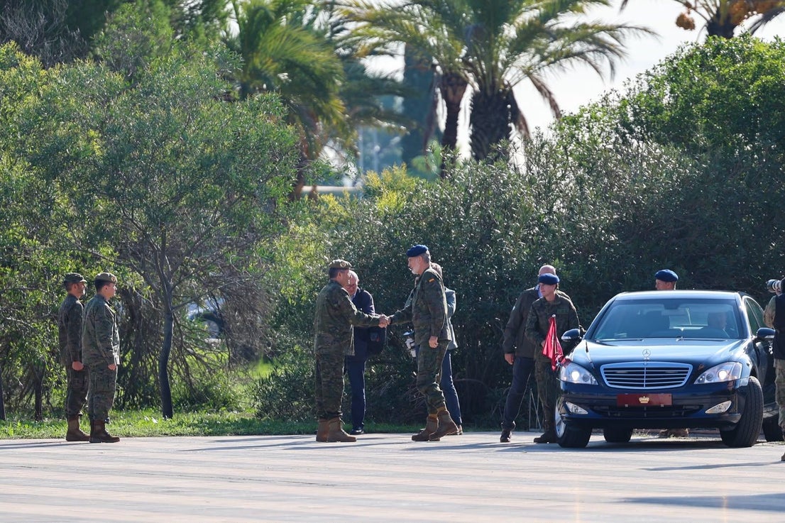 FOTOS | Felipe VI asiste a maniobras militares en Bétera