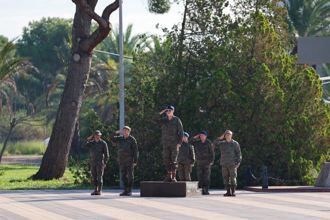 FOTOS | Felipe VI asiste a maniobras militares en Bétera