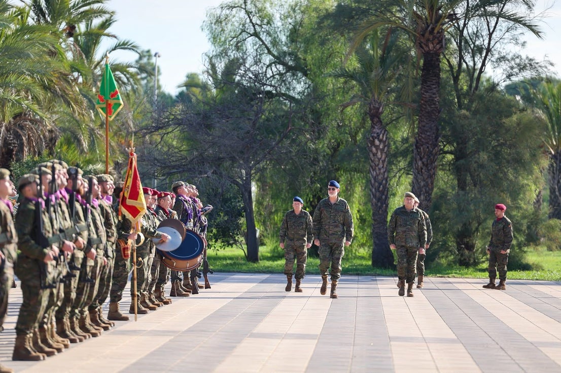 FOTOS | Felipe VI asiste a maniobras militares en Bétera