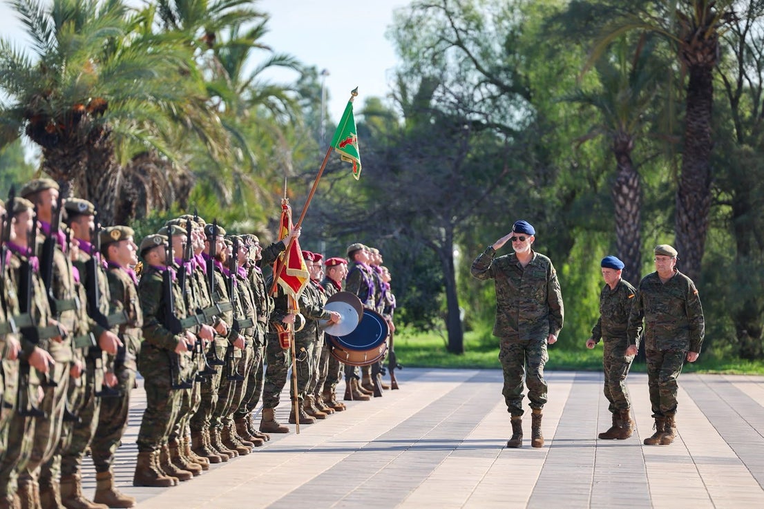FOTOS | Felipe VI asiste a maniobras militares en Bétera