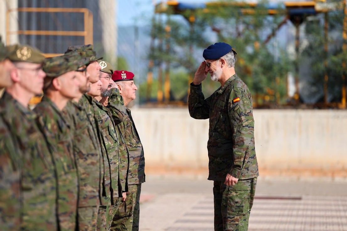 FOTOS | Felipe VI asiste a maniobras militares en Bétera