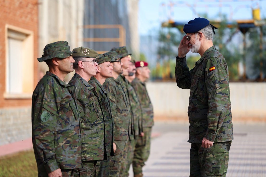 FOTOS | Felipe VI asiste a maniobras militares en Bétera
