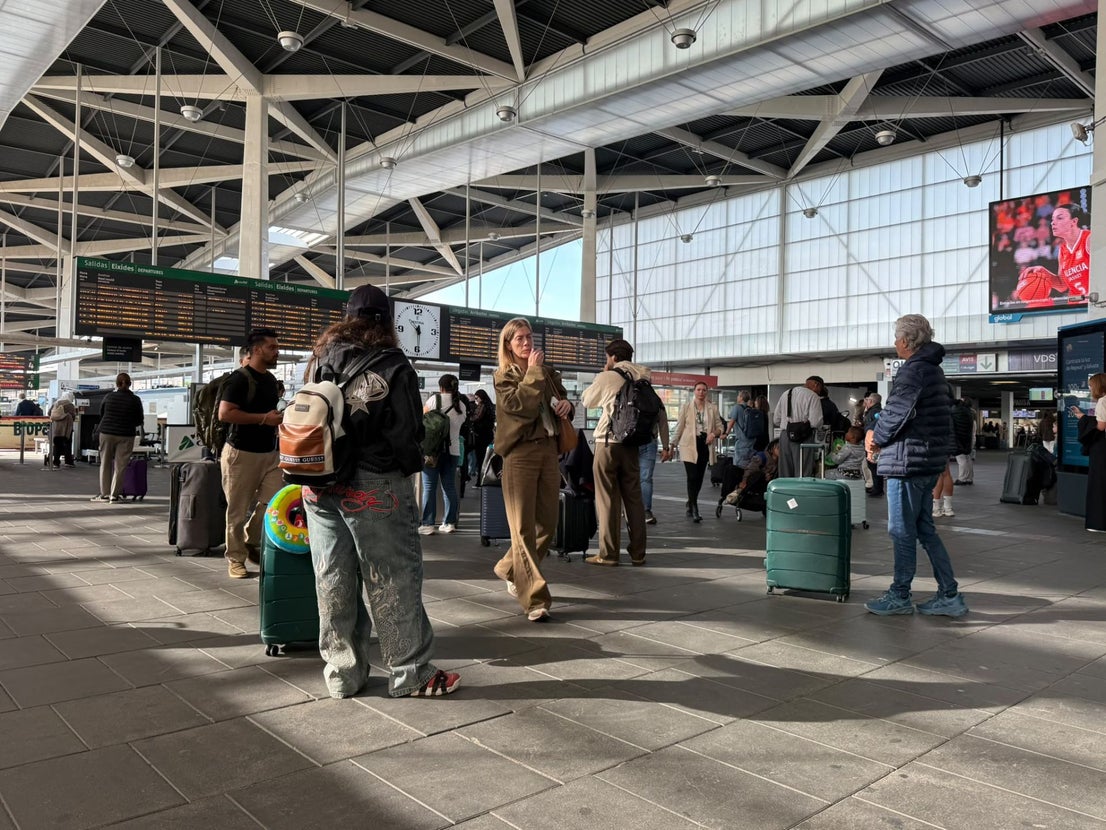 Fotos: Incertidumbre en la estación de Joaquín Sorolla tras el grave accidente de tren en Toledo