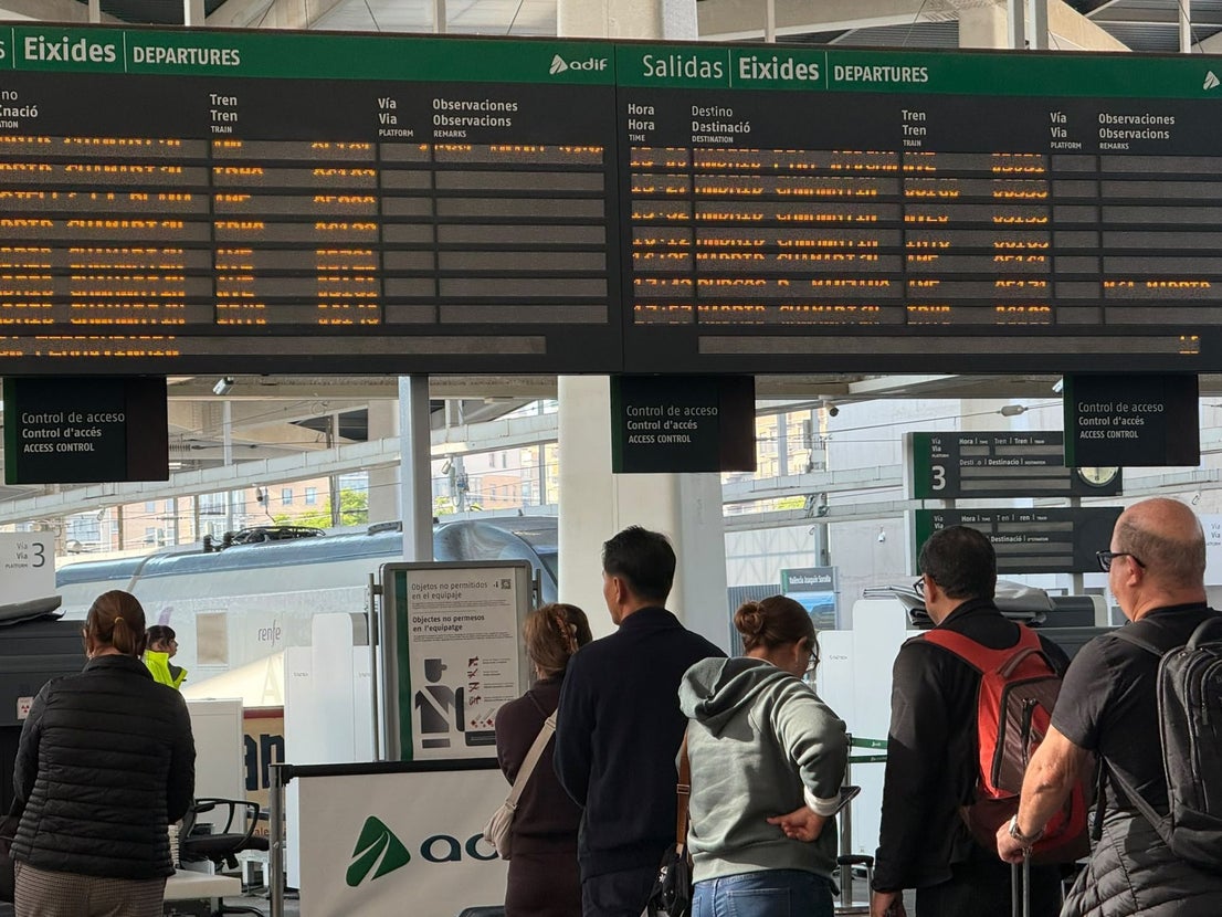 Fotos: Incertidumbre en la estación de Joaquín Sorolla tras el grave accidente de tren en Toledo