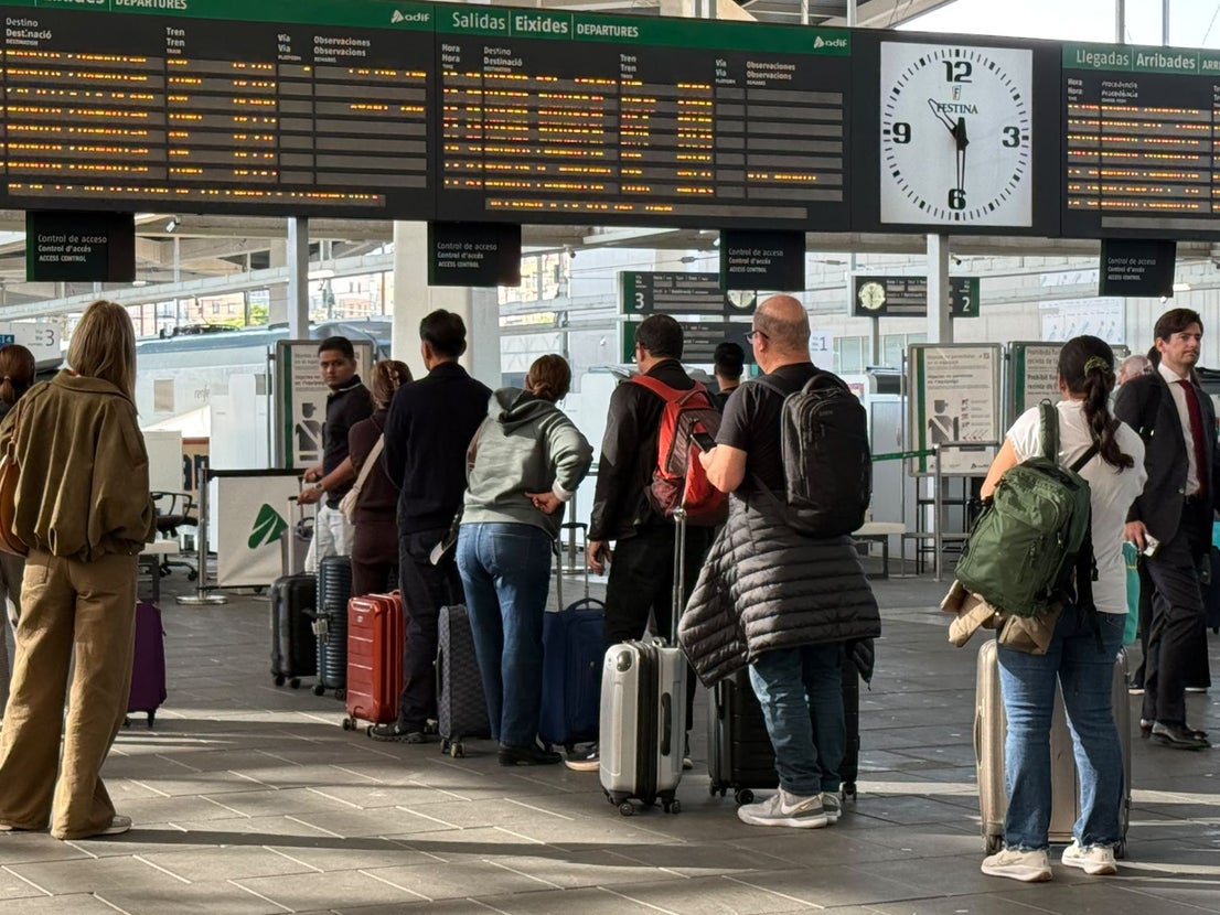 Fotos: Incertidumbre en la estación de Joaquín Sorolla tras el grave accidente de tren en Toledo