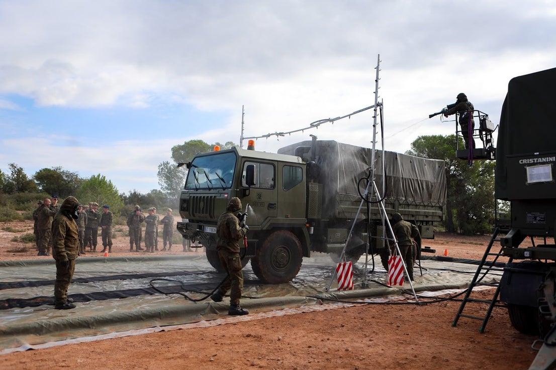 FOTOS | Felipe VI asiste a maniobras militares en Bétera