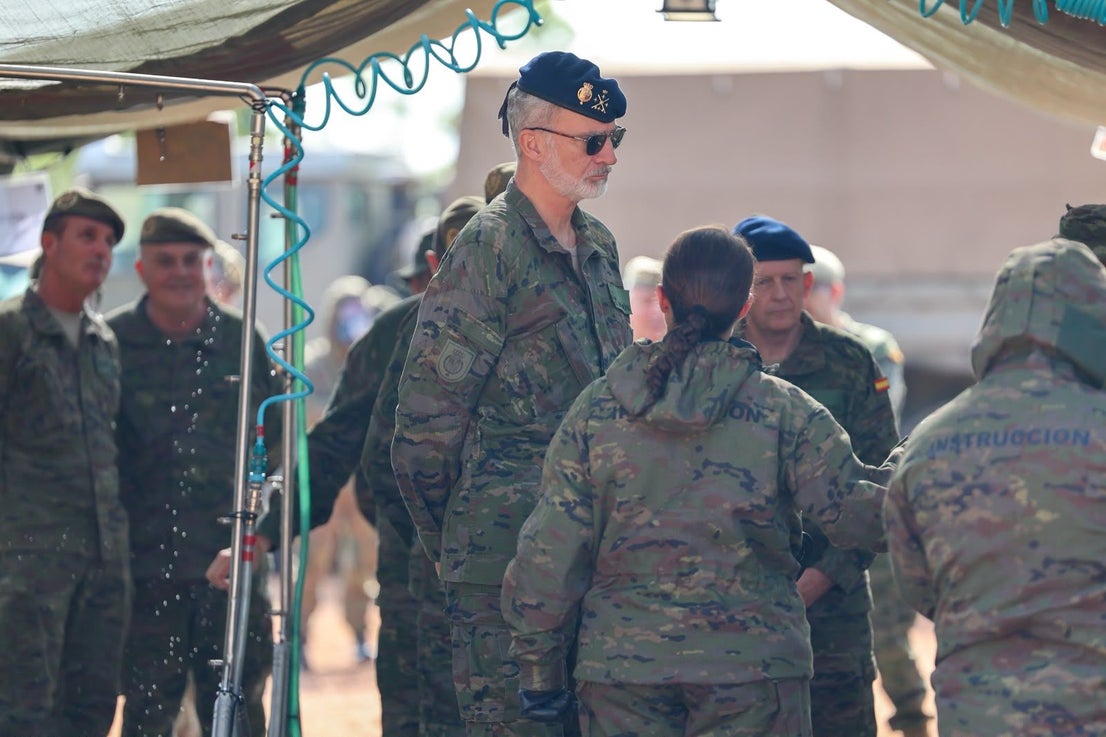 FOTOS | Felipe VI asiste a maniobras militares en Bétera