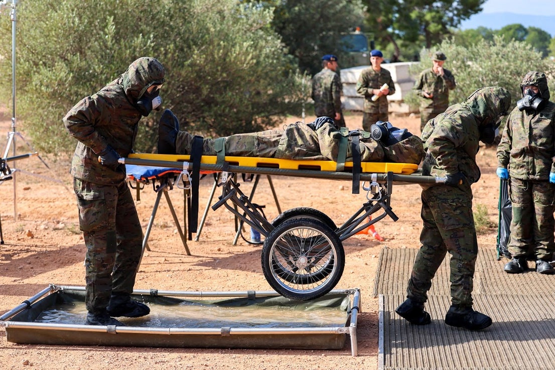 FOTOS | Felipe VI asiste a maniobras militares en Bétera