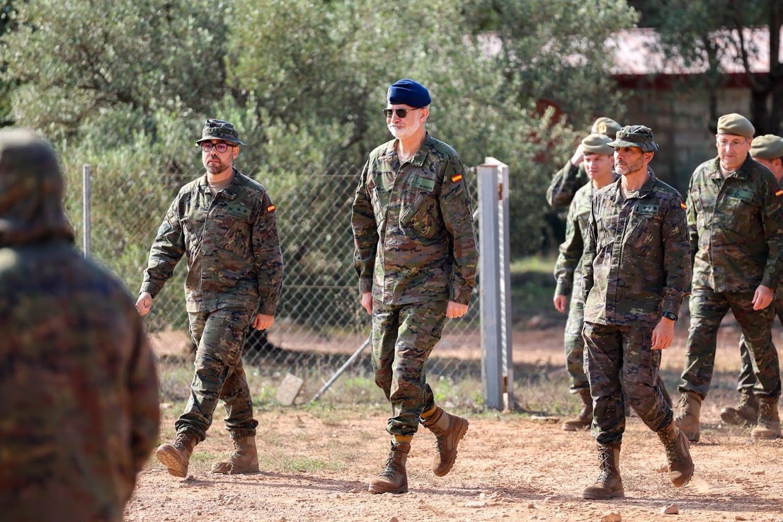 FOTOS | Felipe VI asiste a maniobras militares en Bétera