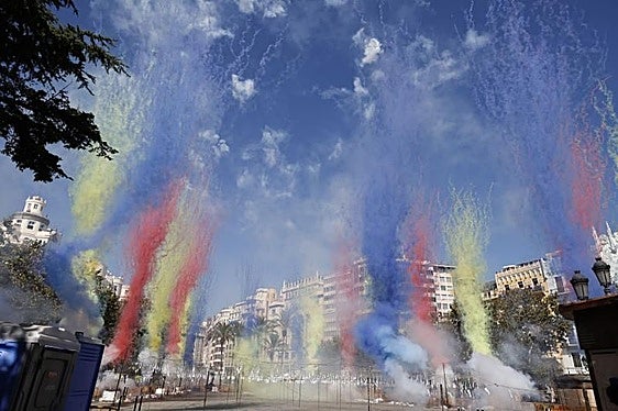 Una mascletà en la plaza del ayuntamiento.