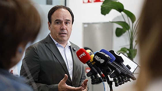Llorca, sobre si será el candidato el PP a la Generalitat, insta a los periodistas: «Deben llamar al señor Feijóo»