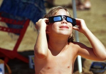 Un experto alerta del riesgo del eclipse solar para los niños menores de 4 años: «Es como si hubiesen mirado al sol fijamente durante cinco minutos»