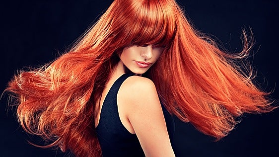 Los peluqueros coinciden: «Lavarse el pelo al revés es una técnica inteligente para el cabello fino o graso en la raíz y seco en las puntas»