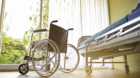 Recibe el alta médica y mientras espera en la puerta del hospital lo atropella un coche policía: deberá volver al quirófano