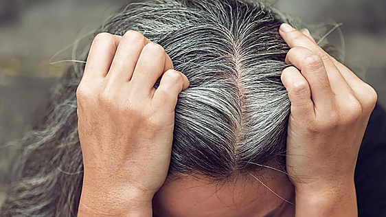 Gema Casas, peluquera: «El agua oxigenada puede aumentar la sequedad, la porosidad y la fragilidad de las canas»