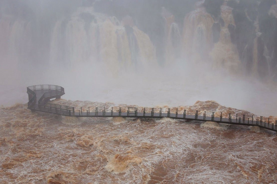 Las impresionantes imágenes de la crecida del agua en el Parque de las cataratas de Iguazú