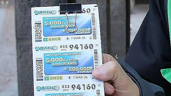 Un Cupón de la ONCE vendido en un pequeño quiosco, un mercado municipal y una gran avenida premia con 240.000 euros sendos municipios de España