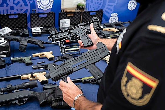 El robo de un rifle en Valencia destapa uno de los mayores arsenales de armas de España