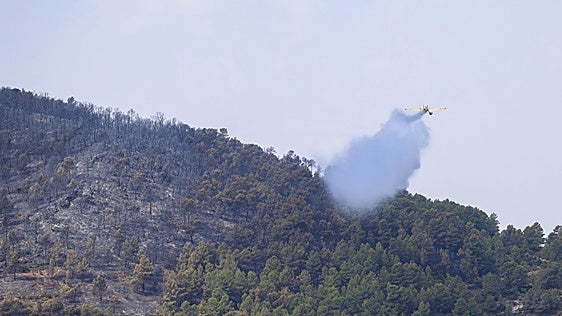 El incendio de Tuéjar se reactiva y obliga a movilizar otra vez a brigadas helitransportadas